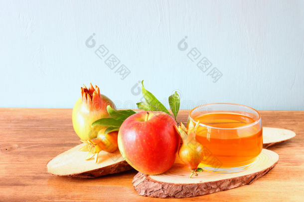 rosh hashanah概念-苹果蜂蜜和<strong>石榴</strong>放在木桌上。