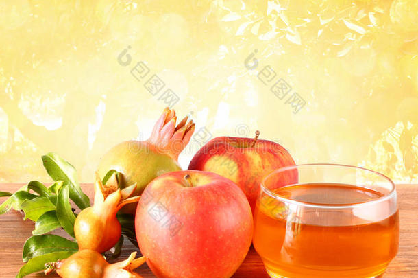 rosh hashanah概念-木制桌子上的苹果蜂蜜和石榴