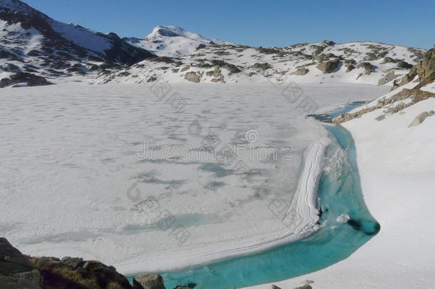 西班牙加泰罗尼亚比利牛斯山脉拉瓦尔福斯卡地区的<strong>冰冻</strong>湖