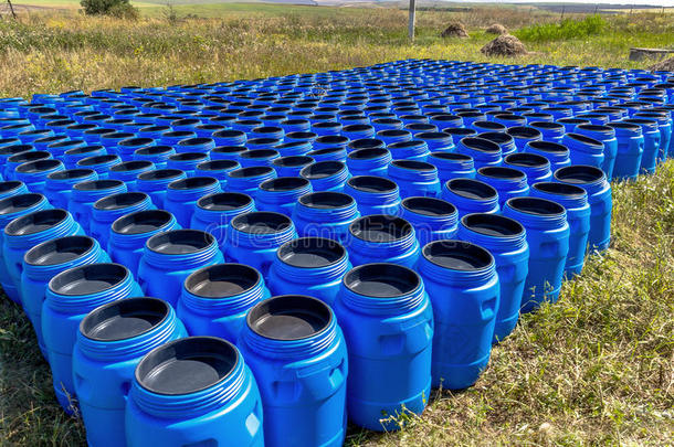 储存化学品的蓝色塑料桶