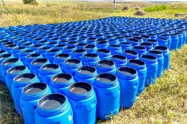 储存化学品的蓝色<strong>塑料桶</strong>