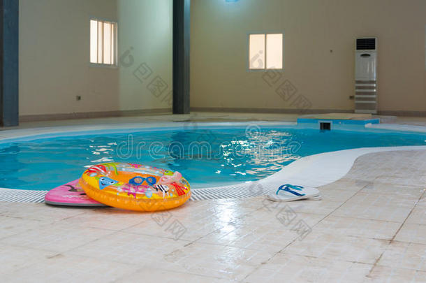 带中央空调的室内游泳池。
