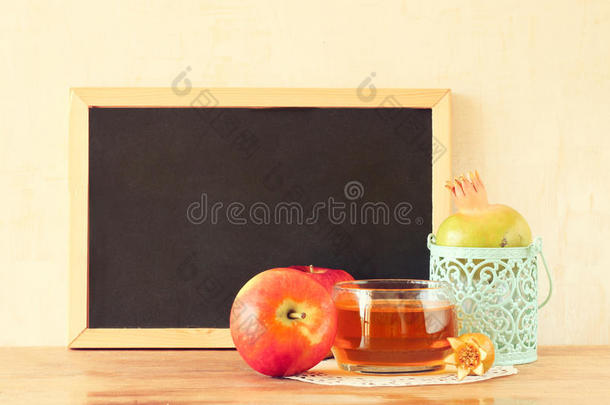 空黑板，<strong>苹果</strong>，<strong>蜂蜜</strong>和石榴。rosh hshanah概念。