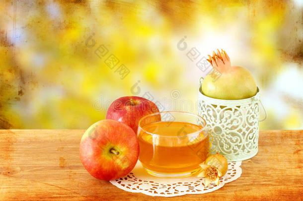 rosh hashanah概念-<strong>苹果蜂蜜</strong>和石榴放在木桌上。