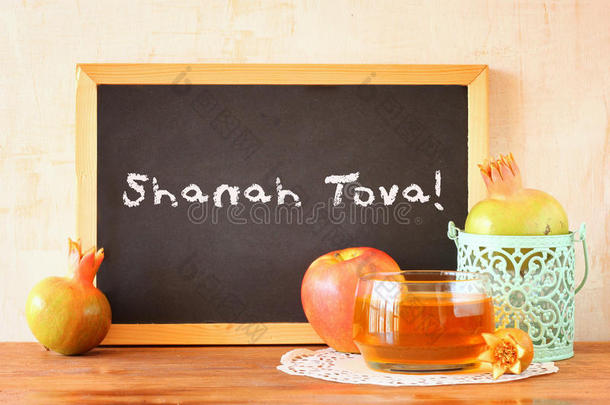 黑板上写着词组shanatova，苹果，蜂蜜和石榴象征着罗斯哈沙纳假日