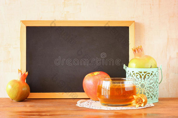 空黑板，苹果，蜂蜜和石榴。rosh hshanah概念。