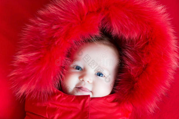 可爱有趣的小女孩，蓝色的大眼睛，穿着暖和的夹克