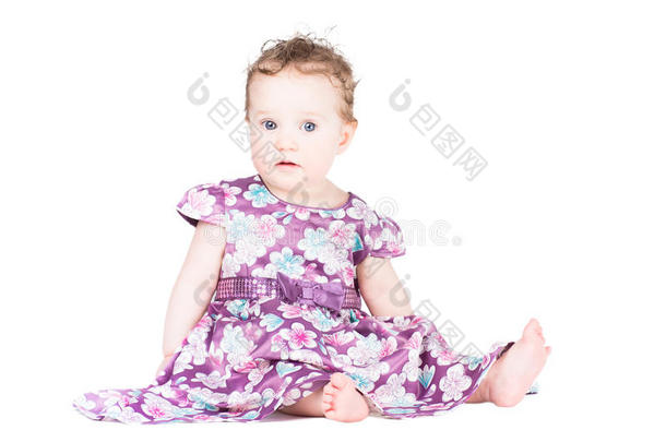 可爱的小女孩穿着节日的紫色连衣裙