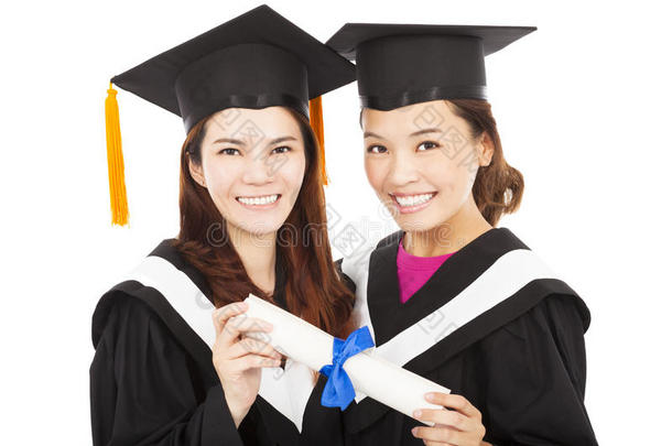两个面带微笑的年轻研究生拿着毕业证书