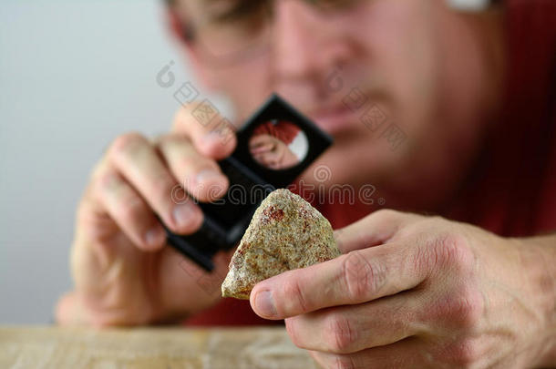 地质学家检查一块岩石的地质学家