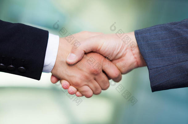 商务人员握手：团队合作