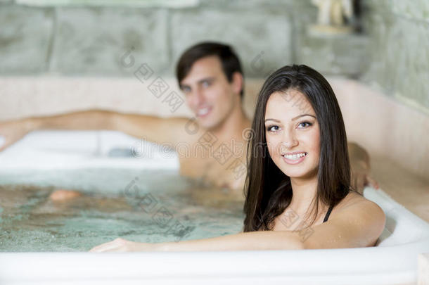 一对情侣在热水<strong>浴缸</strong>里放松