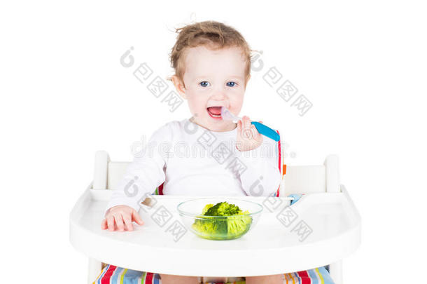 可爱的小宝宝吃花椰菜