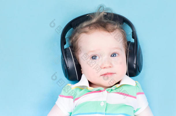 可爱的小宝宝戴着大耳机