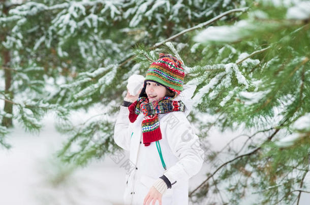 有趣可爱的男孩雪球在雪地冬天公园