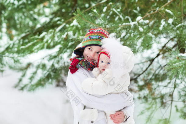 可爱的弟弟和他的小妹妹在雪地公园