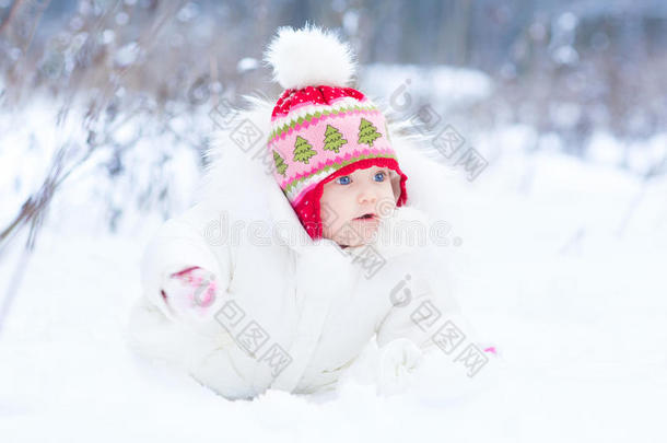 可爱的小女孩在雪地公园玩耍