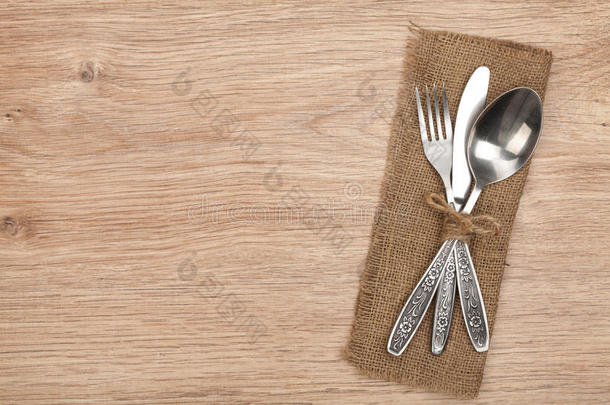 餐具或餐具，包括叉子、勺子和刀