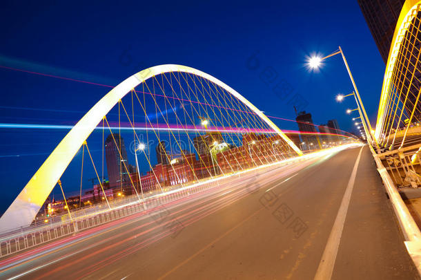 弧形桥梁梁公路汽车灯光小道城市夜景