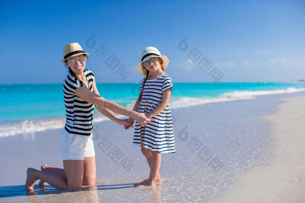 年轻的母亲和小女孩喜欢度假