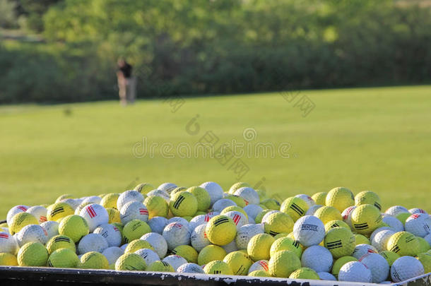 在高尔夫<strong>球场</strong>击<strong>球场</strong>练习白色和黄色的高尔夫球