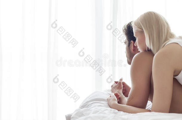 年轻夫妇在床上度过美好时光