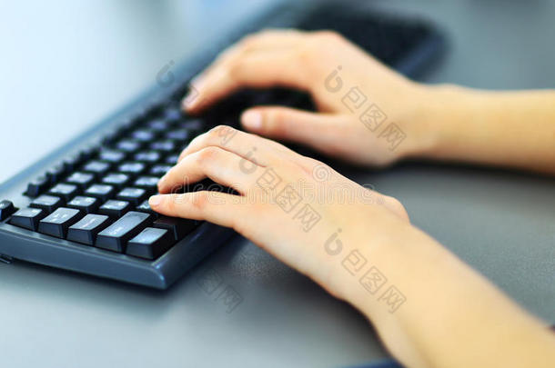 女学员在键盘上打字