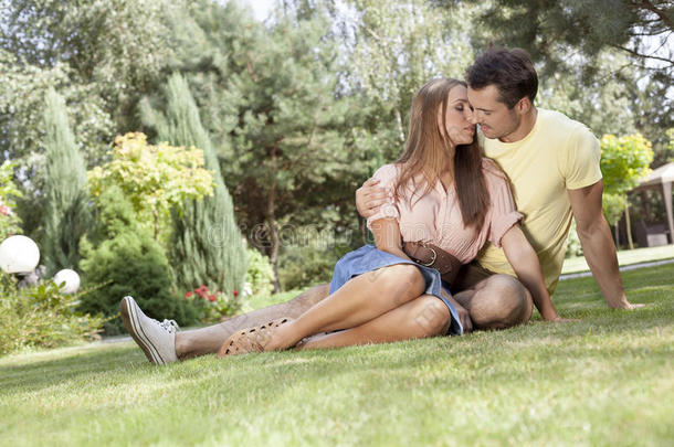 浪漫的年轻情侣在公园里放松