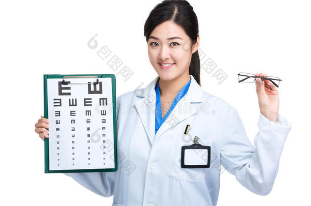 女医生手持<strong>视力表</strong>和眼镜