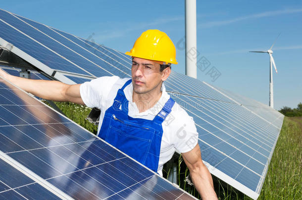 安装太阳能电池板的光伏工程师或安装工