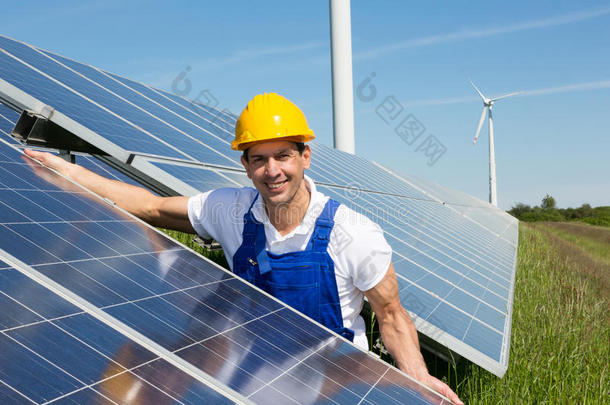 安装太阳能电池板的光伏工程师或安装工