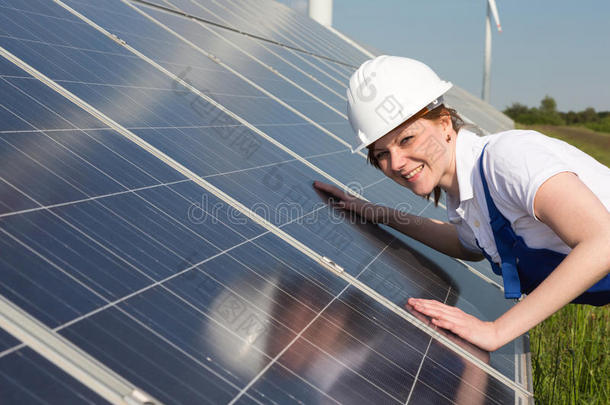 工程师或安装人员检查太阳能电池板