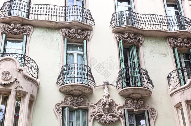 欧式建筑，带阳台的房子