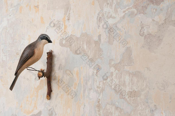 古铜色墙上的小雕鸟