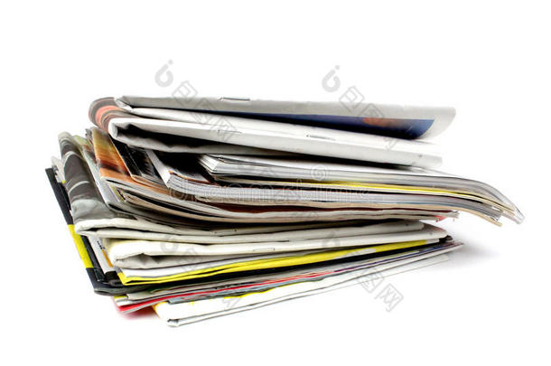 一堆报纸和杂志