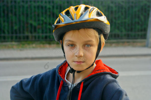 自行车男孩小孩儿童寒冷的