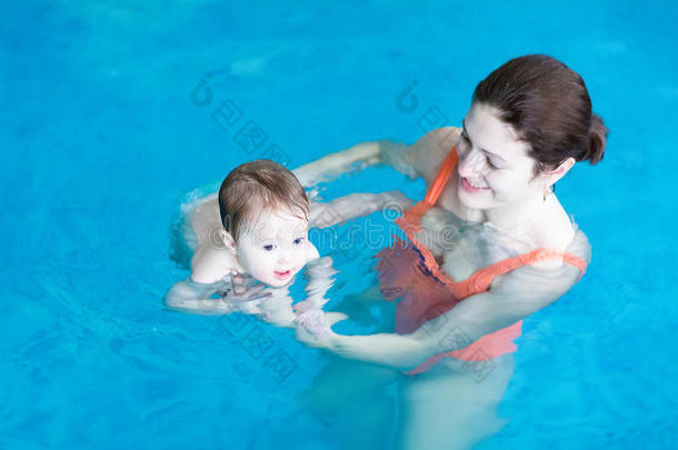 妈妈和宝宝在游泳池里玩耍