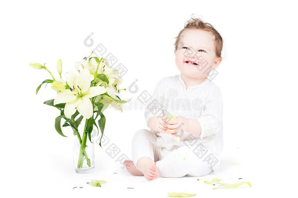 有趣的小宝宝玩百合花
