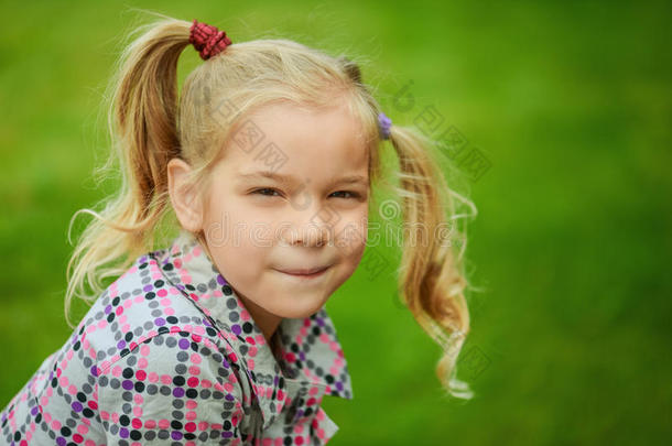 夏日绿色公园玩耍的小女孩画像