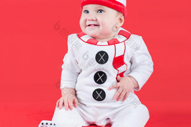 可爱的宝宝穿着圣诞雪人服装