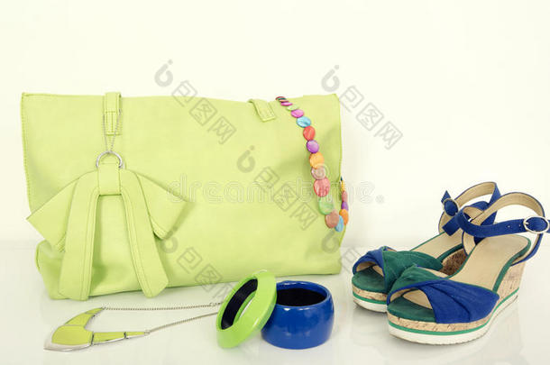 大的霓虹绿色包，配上配套的配件和可爱的凉鞋。