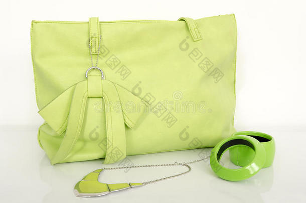 大的霓虹灯绿色包与配套配件。