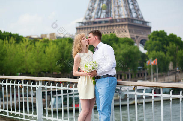 刚结婚的夫妇在埃菲尔铁塔附近接吻