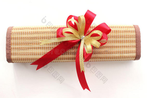 金色和红色丝带蝴蝶结，白色背景上有礼品盒