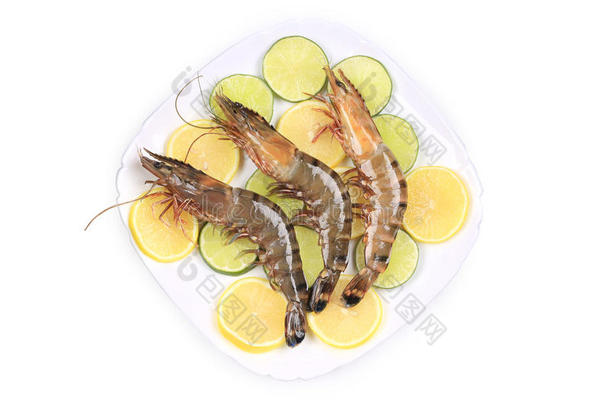 生虾配柠檬和酸橙。