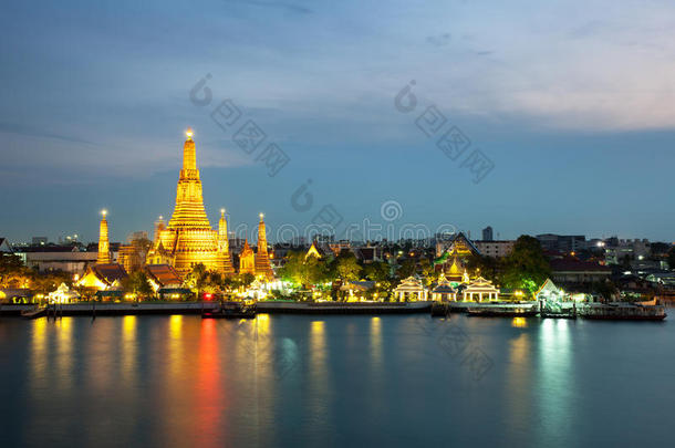 湄南河上美丽的寺庙