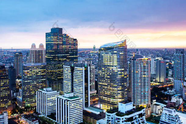 曼谷城市景观，商业区，傍晚高楼林立