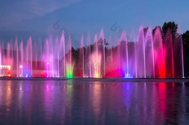 唱歌的<strong>喷泉</strong>。发光的<strong>彩色喷泉</strong>和激光表演。