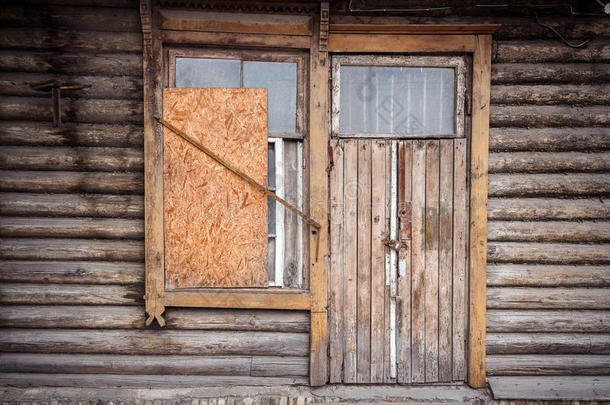 用木板封住的窗户和旧门