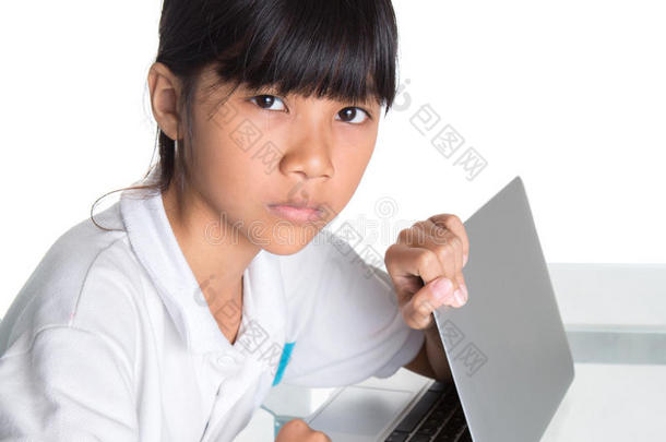 女学生隐藏笔记本电脑显示器三